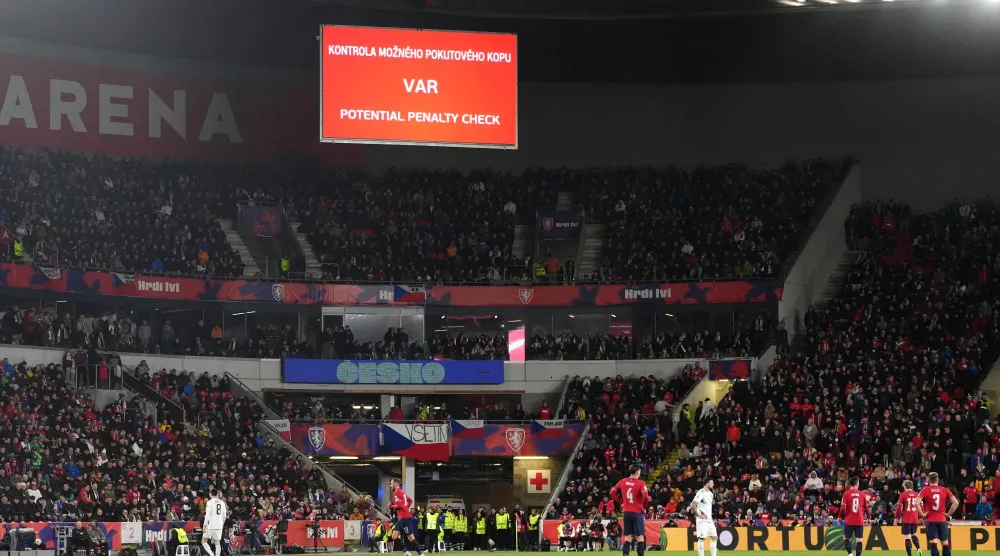 قال 91.7 % إن تقنية الفيديو ألغت الاحتفالات العفوية التي تصاحب تسجيل الأهداف (د.ب.أ)