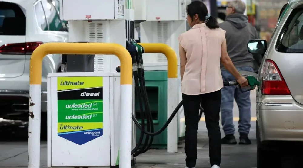 خفضت أستراليا الضرائب على البنزين والديزل إلى النصف وألغت ضريبة كانت مفروضة على المركبات الثقيلة لمواجهة تداعيات حرب إيران (رويترز)