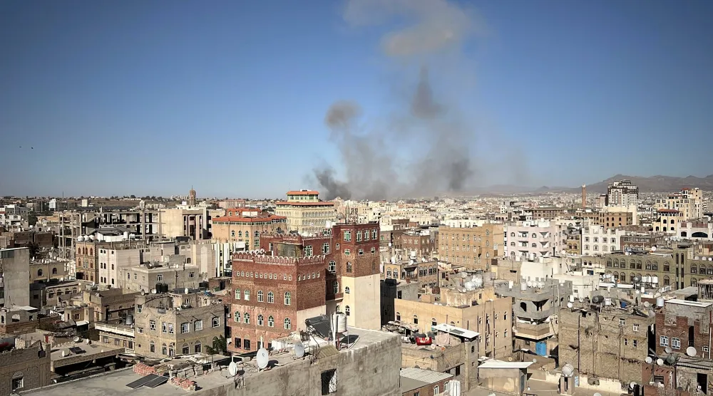 دخان يتصاعد في صنعاء عقب ضربات أميركية سابقة (رويترز)