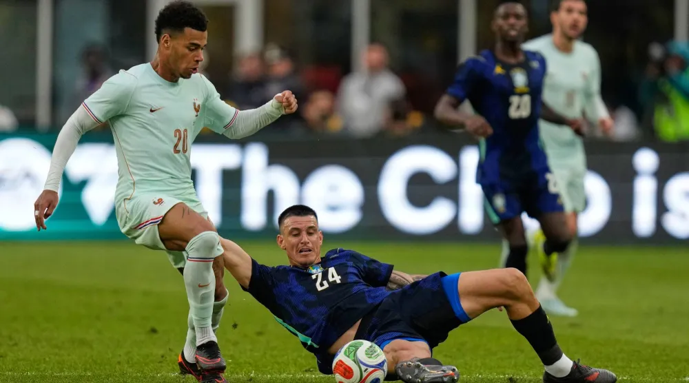 روجر إيبانيز خلال مشاركته أمام منتخب فرنسا (أ.ب)