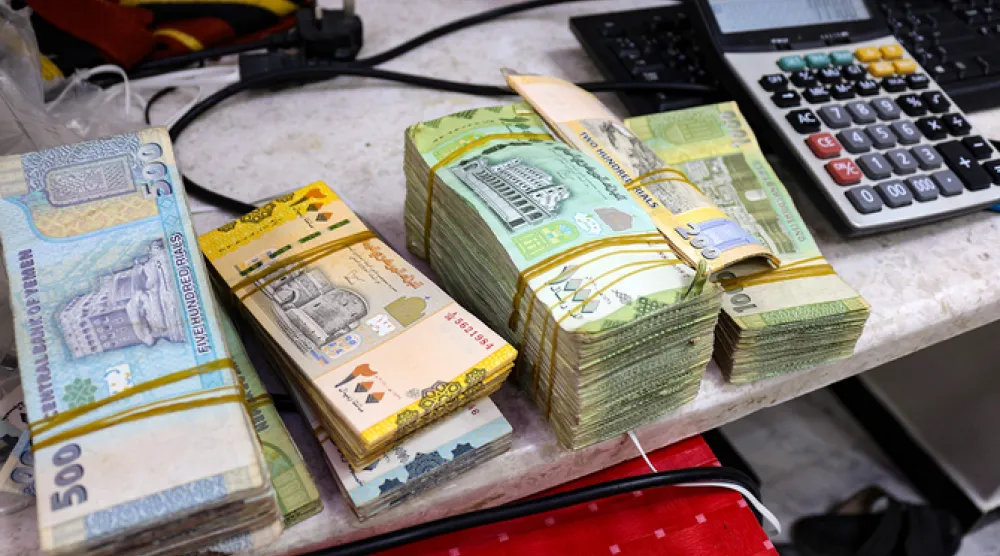 العملة اليمنية استعادت بعض قيمتها بعد أن تعرضت لتدهور كبير خلال الأعوام الماضية (أ.ف.ب)
