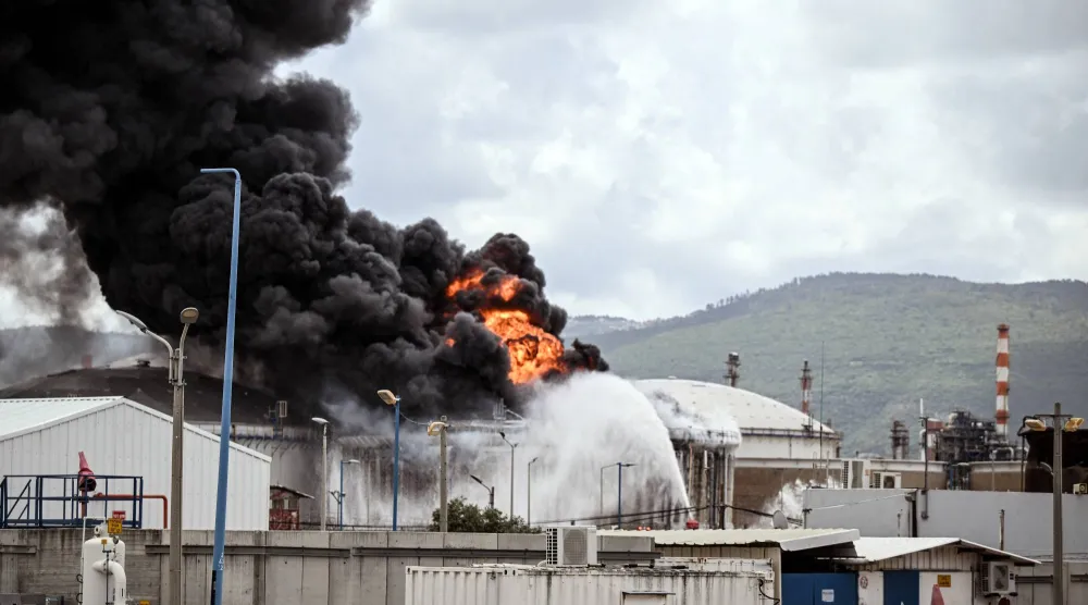 جانب من الحريق في مبنى صناعي وناقلة وقود في مصافي نفط بحيفا (رويترز)