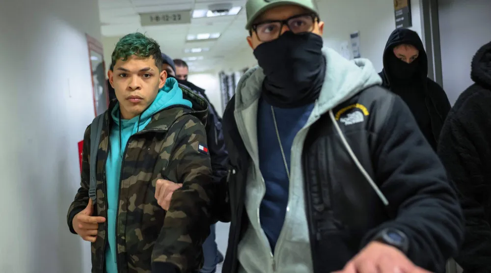 احتجاز فنزويلي من قبل عملاء فيدراليين ملثّمين بعد جلسة استماع في محكمة الهجرة بمدينة نيويورك - 28 يناير 2026 (أ.ف.ب)