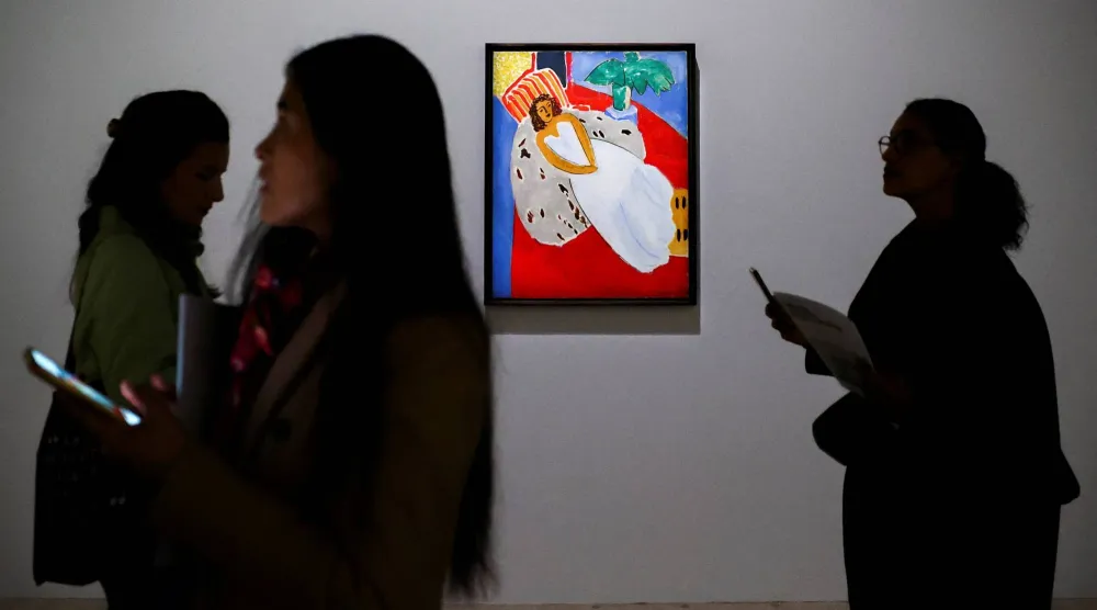 لوحة «شابة ترتدي الأبيض على خلفية حمراء 1946» للفنان هنري ماتيس (رويترز)