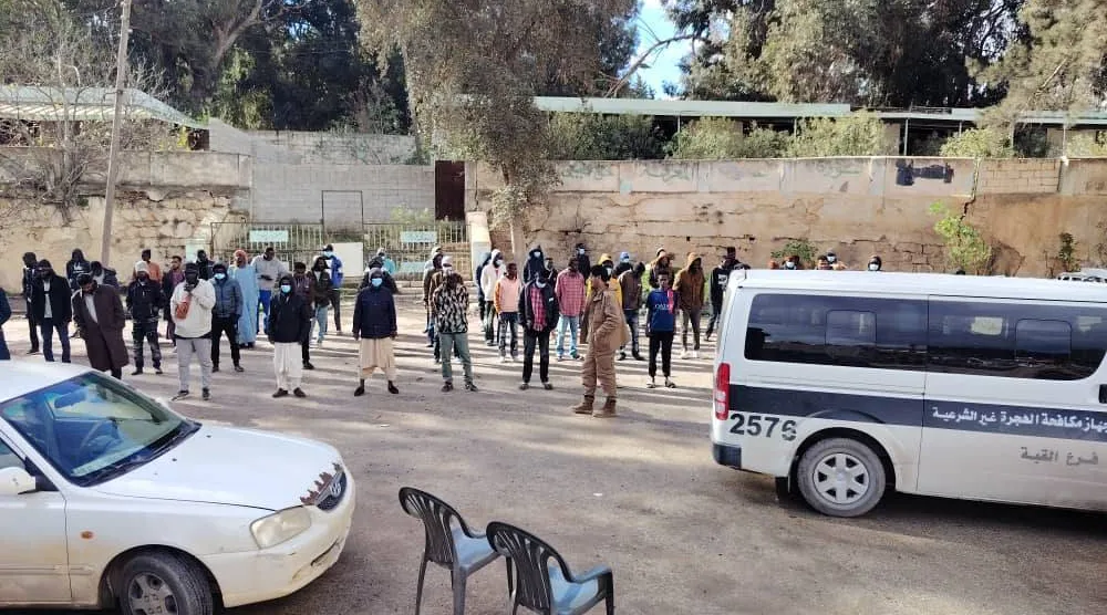 عدد من المهاجرين غير النظاميين داخل منشأة لـ«جهاز مكافحة الهجرة غير المشروعة» (الجهاز)