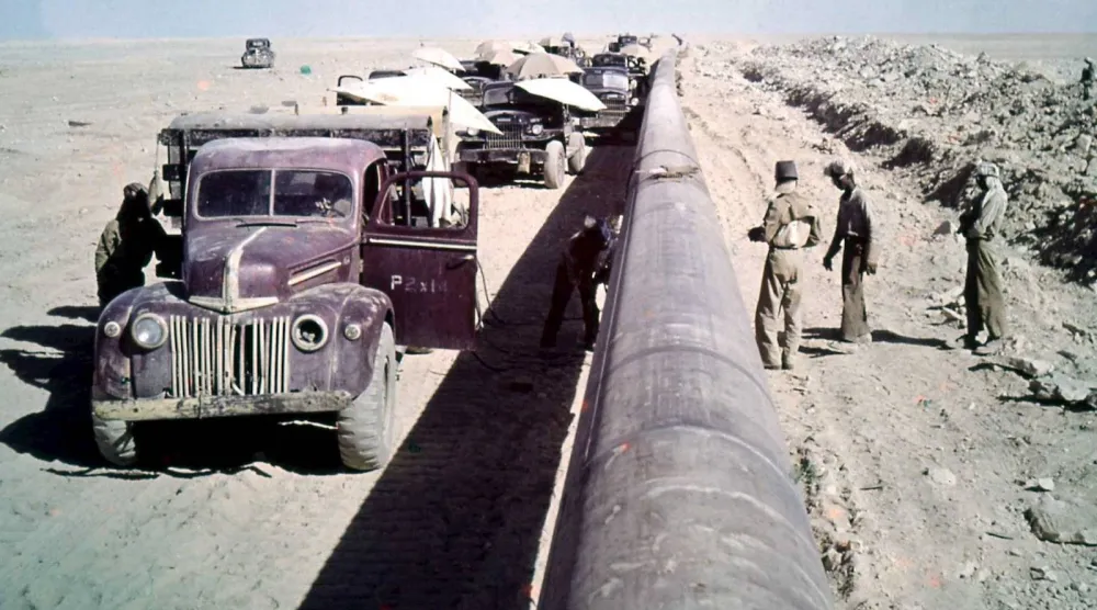 صورة قديمة لامتداد خط أنابيب التابلاين (أرامكو)