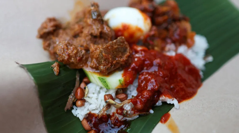 يُنصح بالابتعاد عن تناول الأطعمة الحارة والمُهيّجة بكثرة لتفادي الإصابة بالتهابات المسالك البولية (رويترز)