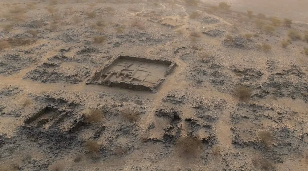 يُمثّل موقع العصداء في محافظة المخواة نموذجاً معمارياً وحضارياً لمراكز التعدين ومحطات طريق الحج اليمني القديم (هيئة التراث)