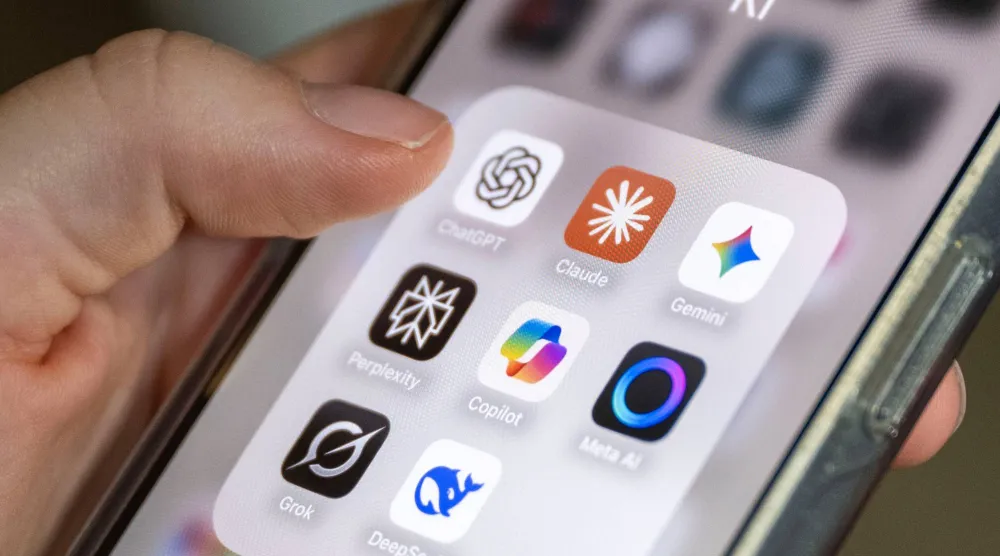 تعرض شاشة هاتف ذكي عدة تطبيقات للذكاء الاصطناعي (د.ب.أ)