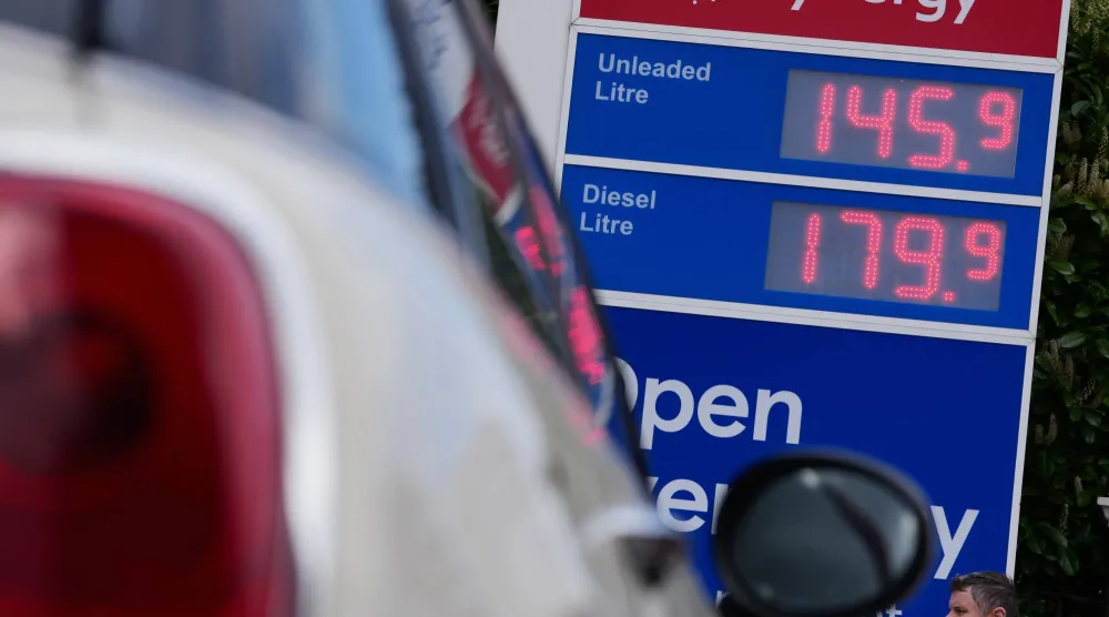 تظهر الأسعار على لوحة بمحطة وقود في لندن (أ.ب)