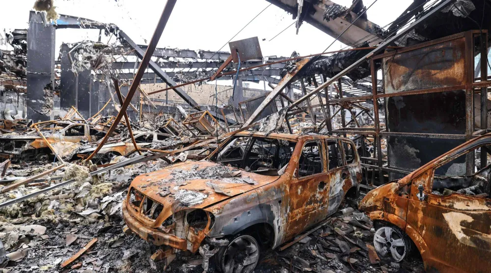 جانب من الدمار الذي لحق بمركز خدمة سيارات في شرق طهران بعد استهداف صاروخي يوم 28 مارس 2026 (أ.ف.ب)