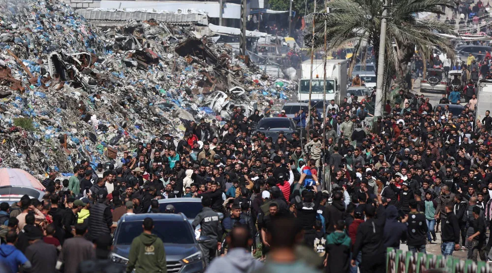 مشيّعون يحضرون جنازة فلسطينيين قُتلوا بغارة إسرائيلية حسب مسعفين في مدينة غزة (رويترز)