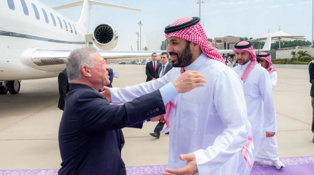 الأمير محمد بن سلمان ولي العهد رئيس مجلس الوزراء السعودي في مقدمة مستقبلي ملك الأردن في جدة (واس)