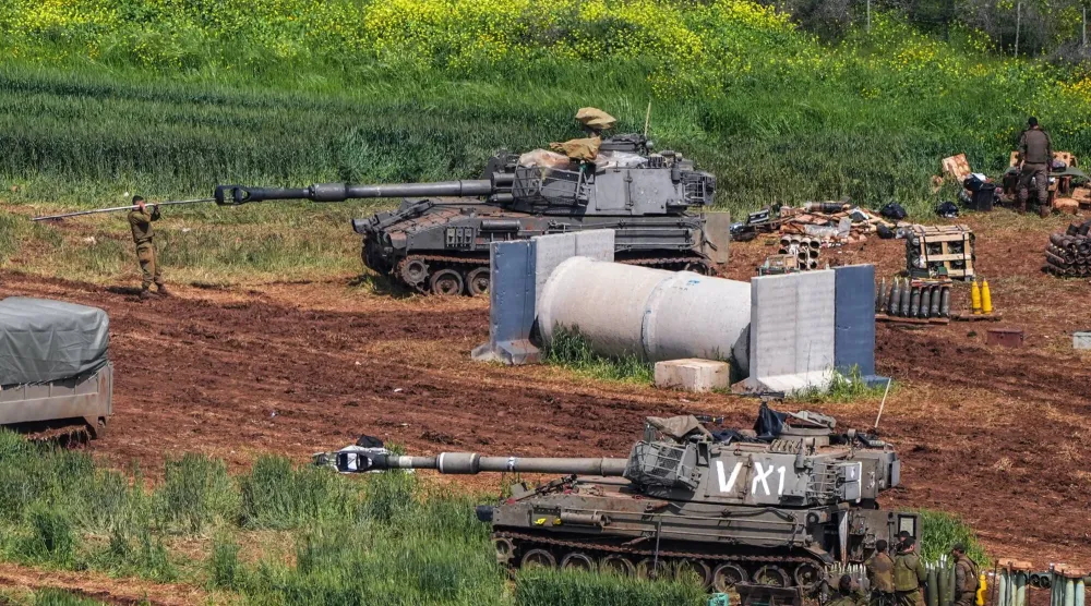 وحدة مدفعية إسرائيلية تعمل وسط تصاعد الأعمال العسكرية عند الحدود بين إسرائيل و«حزب الله» (رويترز)