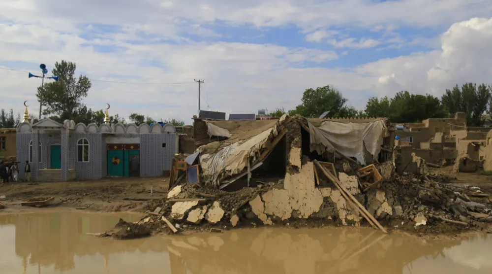 صورة لأضرار ناجمة عن الفيضانات المفاجئة في لوغار بأفغانستان يوم 30 مارس 2026 (إ.ب.أ)