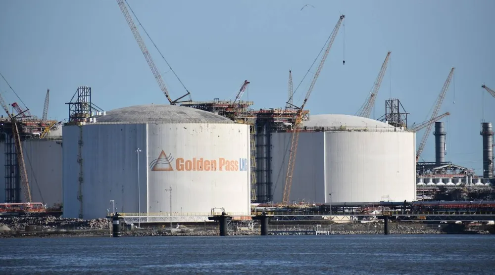 خزانات التخزين في مشروع «غولدن باس» للغاز الطبيعي المسال (إكس)