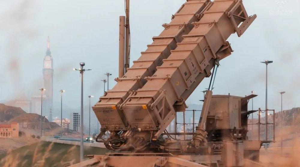 الدفاعات الجوية السعودية تصدت لعدد من الأهداف الجوية المعادية شملت صواريخ باليستية ومسيّرات وصاروخاً طوافاً (وزارة الدفاع)