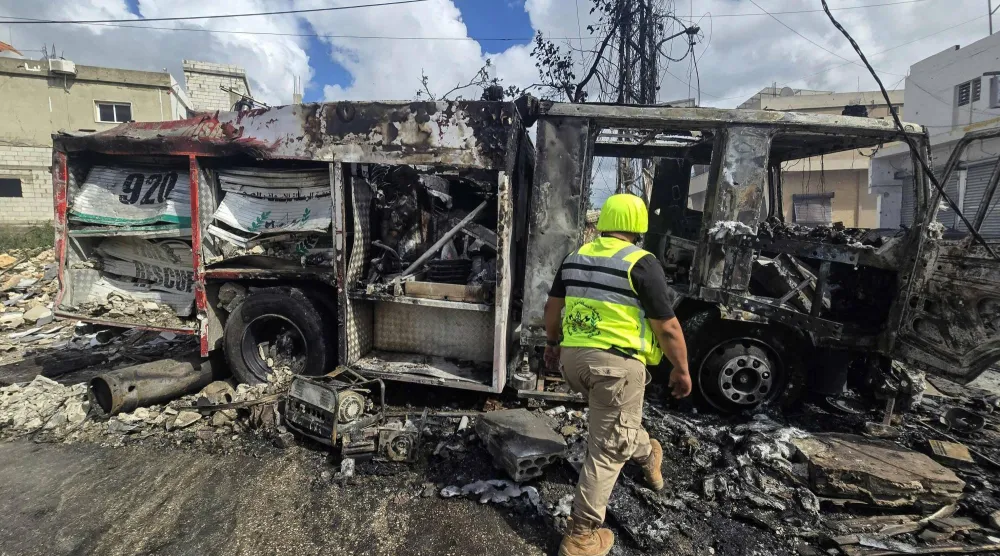 أحد المسعفين في موقع غارة جوية إسرائيلية على قرية حناويه جنوب لبنان شرق مدينة صور (أ.ف.ب)