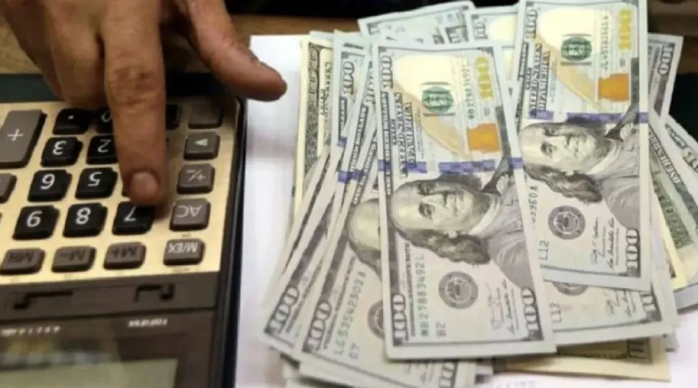 الجنيه المصري واصل هبوطه أمام الدولار تحت تأثير الحرب في إيران (رويترز)