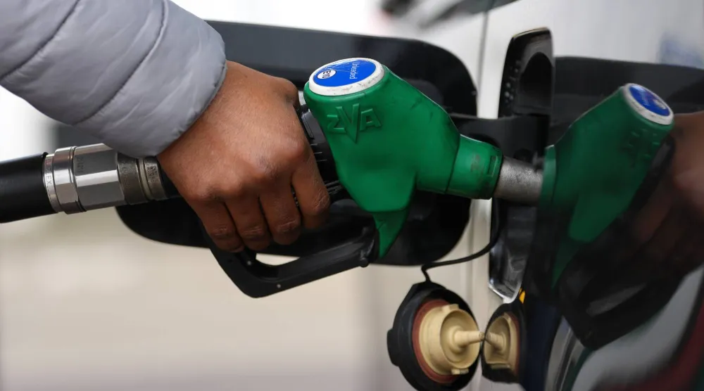 رجل يملأ سيارته بالبنزين في محطة وقود بلندن (أ.ب)