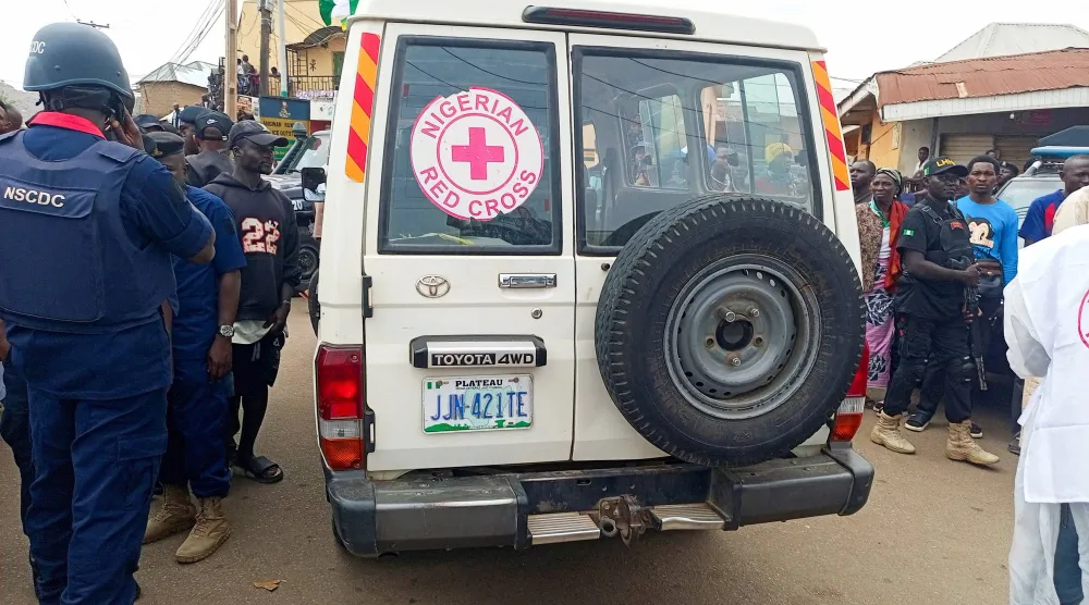 مركبة تابعة للصليب الأحمر النيجيري تصل إلى موقع هجوم مسلح أسفر عن مقتل عدد من الأشخاص في أنغوان روكوبا بولاية بلاتو... نيجيريا 30 مارس 2026 (رويترز)