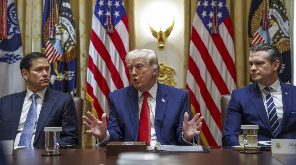 ترمب برفقة روبيو وهيغسيث يجيب على وسائل الإعلام خلال اجتماع لمجلس الوزراء 26 مارس الحالي (إ.ب.أ)