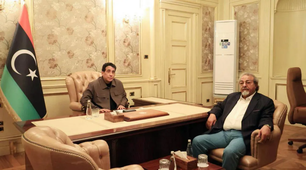 المنفي مجتمعاً برئيس المخابرات ضمن اجتماعاته الأمنية والعسكرية 29 مارس (المجلس الرئاسي)