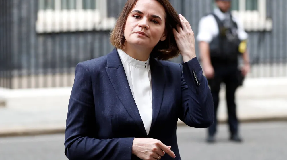زعيمة المعارضة البيلاروسية سفيتلانا تسيخانوسكايا تتحدث إلى الصحافيين عقب لقائها رئيس الوزراء البريطاني في لندن 3 أغسطس 2021 (رويترز)
