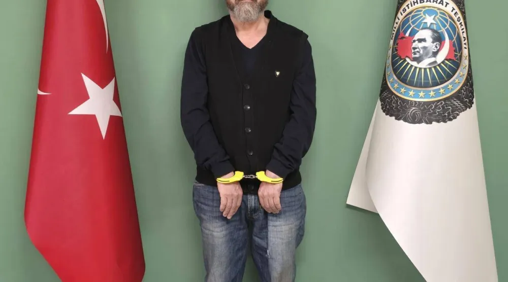 صورة موزعة من المخابرات التركية للجاسوس الذي عمل لمصلحة نظام بشار الأسد أوندر سيغرجيك أوغلو بعد القبض عليه بالتعاون مع المخابرات السورية وإعادته إلى تركيا (إعلام تركي)