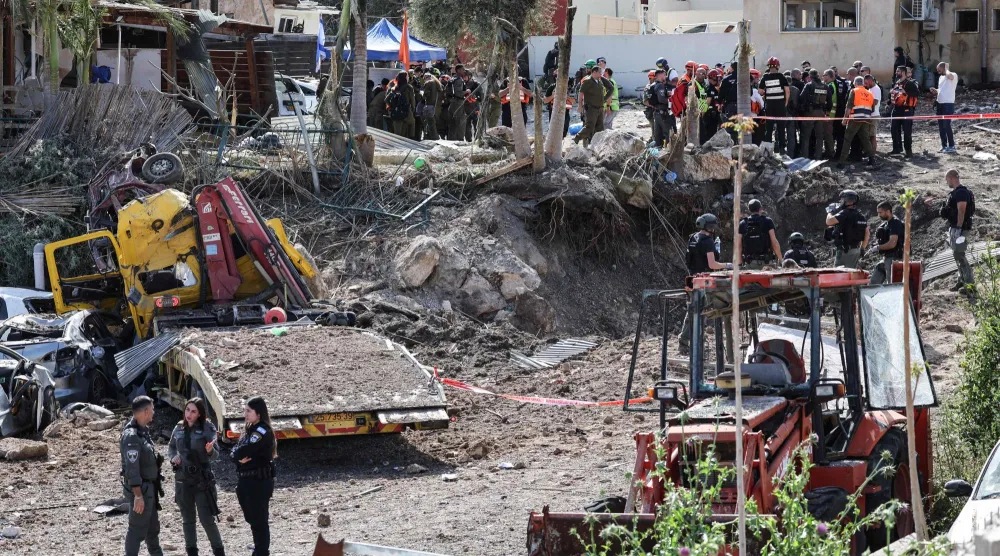 موقع سقوط صاروخ إيراني قرب بيت شيميش وسط إسرائيل - 28 مارس 2026 (أ.ف.ب)