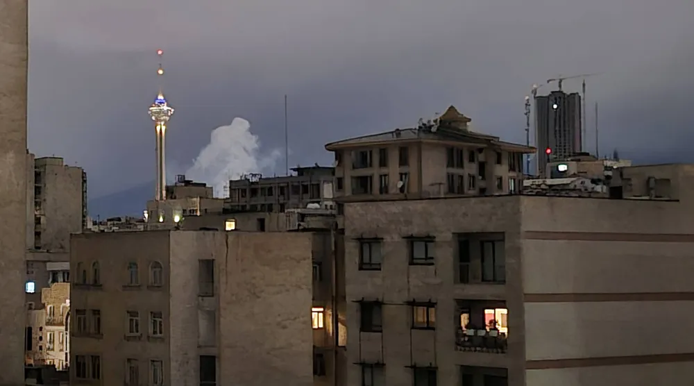 دخان متصاعد عقب انفجارات متتالية في الجزء الشمالي الشرقي من طهران فجر السبت (غيتي)