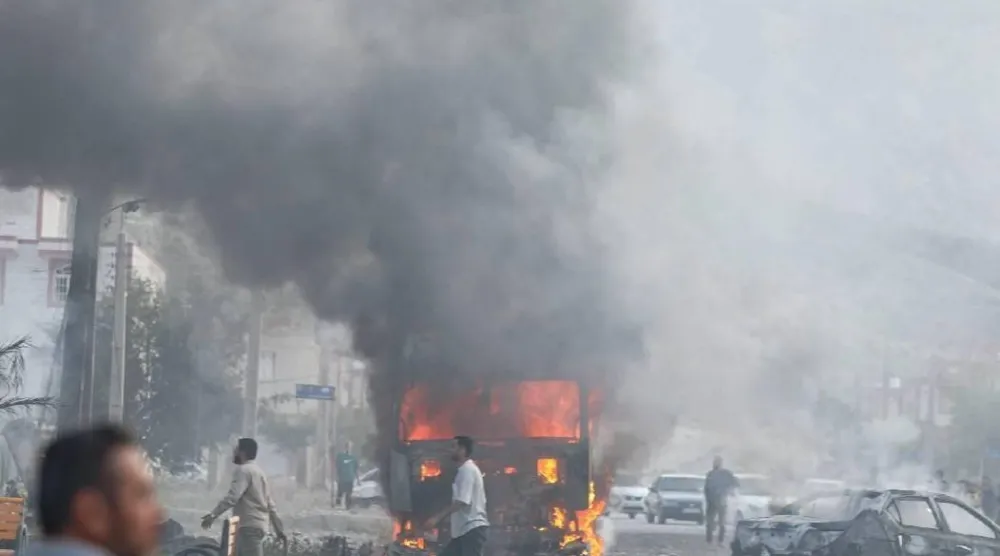 صورة نشرها التلفزيون الإيراني تُظهر اللحظات الأولى لإصابة صاروخ في مدينة ملارد جنوب محافظة فارس في أول يوم للحرب