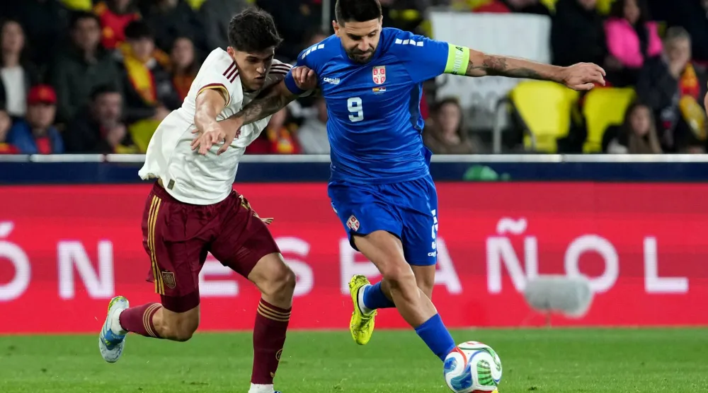 الصربي ألكسندر ميتروفيتش مهاجم الريان القطري (يمين) (أ.ب) 