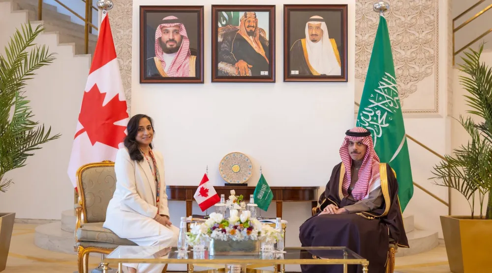 وزير الخارجية السعودي الأمير فيصل بن فرحان خلال لقائه نظيرته الكندية أنيتا أناند في الرياض الاثنين (واس)