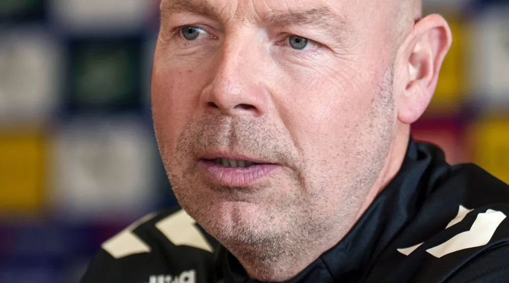 برايان ريمر مدرب الدنمارك (أ.ف.ب)