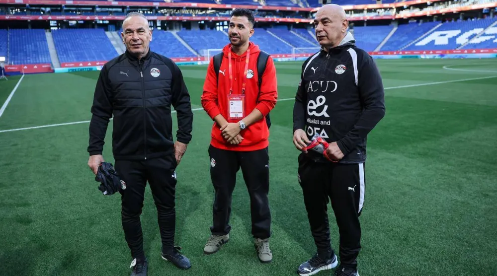 حسام حسن مدرب مصر وتوأمه إبراهيم ومحمود تريزيغيه قائد الفراعنة في ملعب إسبانيول (الاتحاد المصري)