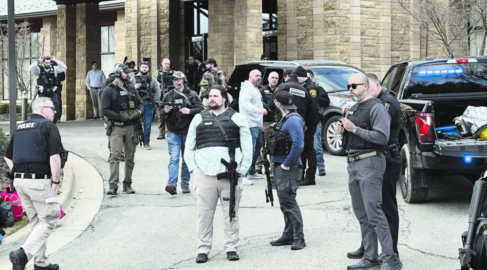 قوات إنفاذ القانون الأميركية تستجيب لبلاغ في «معبد إسرائيل» اليهودي في ويست بلومفيلد بولاية ميشيغان يوم 12 مارس (أ.ب)