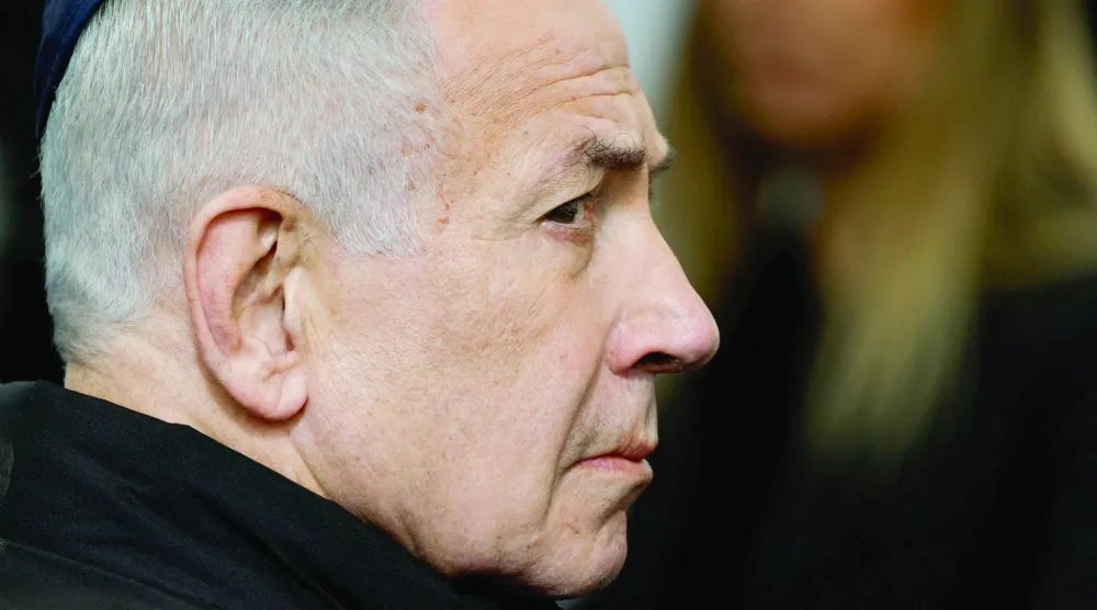 
موقع سقوط صاروخ إيراني قرب بيت شيميش وسط إسرائيل يوم 28 مارس 2026 (أ.ف.ب)  وفي الإطار بنيامين نتنياهو (رويترز)