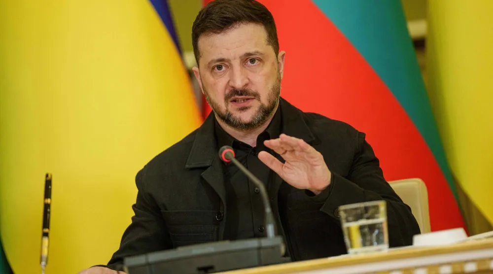 الرئيس الأوكراني فولوديمير زيلينسكي يتحدث في مؤتمر صحافي في كييف أمس (أ. ب)