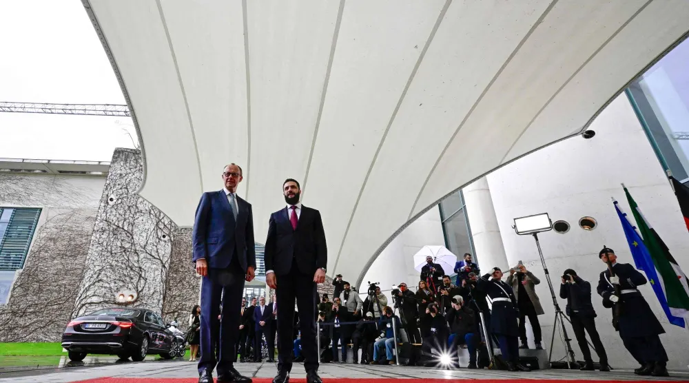 استقبل المستشار الألماني فريدريش ميرتس الرئيس السوري أحمد الشرع في مقر المستشارية الاتحادية ببرلين يوم الاثنين (د.ب.أ)