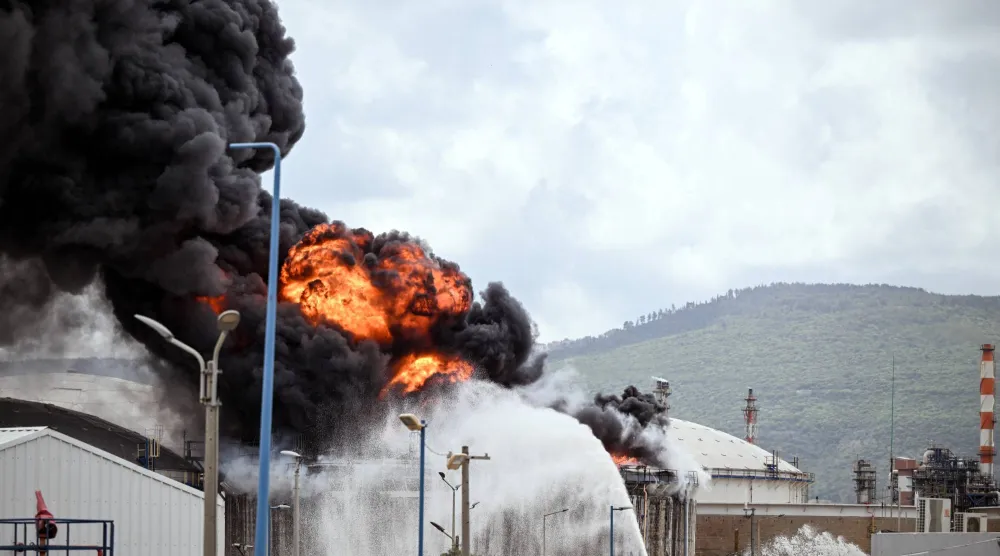 حريق في مصفاة النفط  بحيفا بعد اعتراض صاروخ إيراني أمس (رويترز) ... وفي الإطار مصفاة تبريز في إيران بعد استهدافها الليلة قبل الماضية (شبكات التواصل)