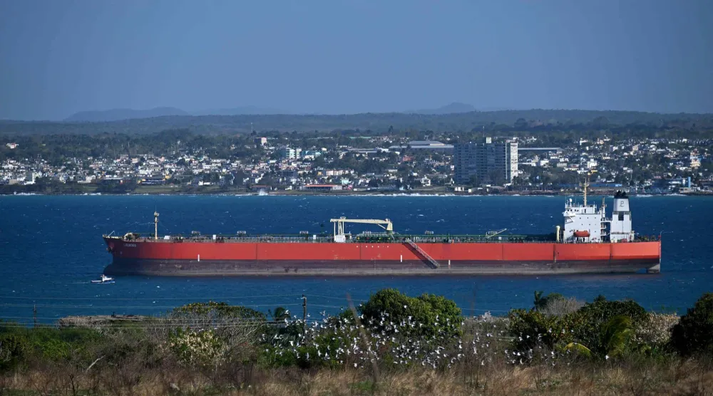 ناقلة نفط تبحر عبر خليج ماتانزاس في كوبا (أ.ف.ب)