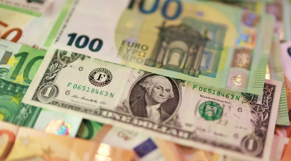 أوراق نقدية من الدولار الأميركي واليورو (رويترز)