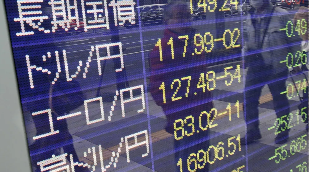 لوحة إلكترونية تعرض أسعار صرف الين الياباني مقابل الدولار الأميركي واليورو والدولار الأسترالي (رويترز)