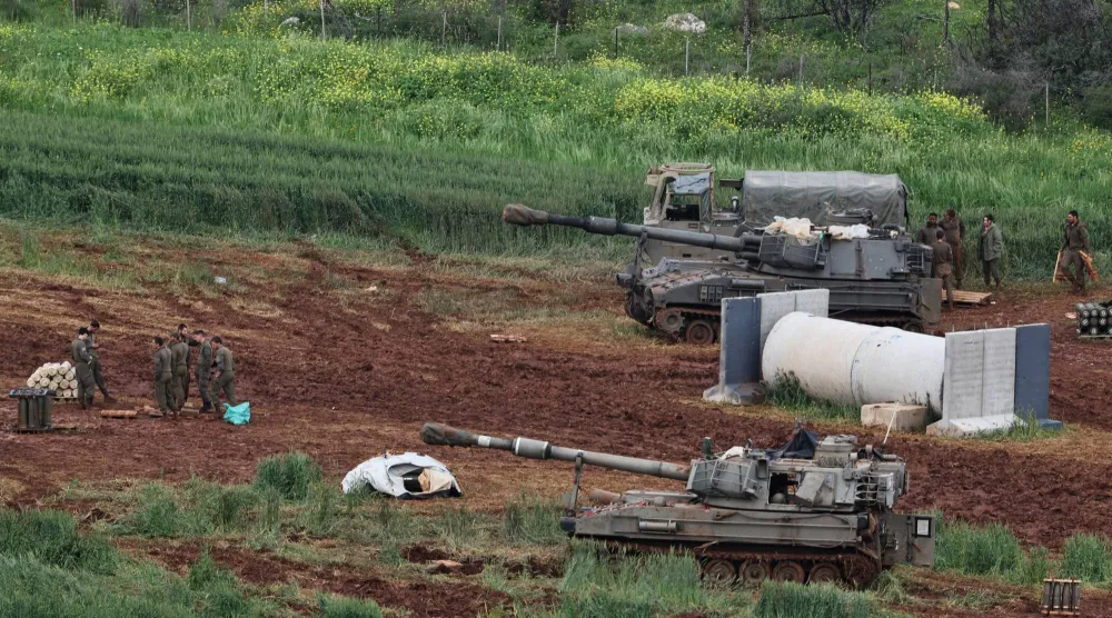 وحدة مدفعية إسرائيلية منتشرة في موقع غير مُعلن بالقرب من الحدود الإسرائيلية اللبنانية (إ.ب.أ)