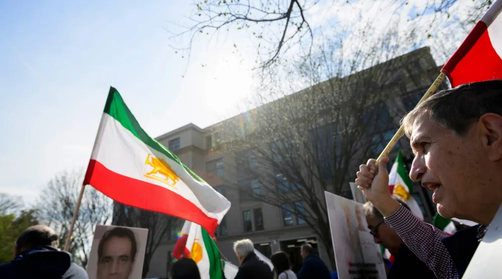 وقفة احتجاجية أمام وزارة الخارجية الأميركية لتسليط الضوء على عمليات الإعدام التي طالت أعضاء منظمة «مجاهدي خلق» الإيرانية في مدينة كرج بإيران أمس (أ.ب)