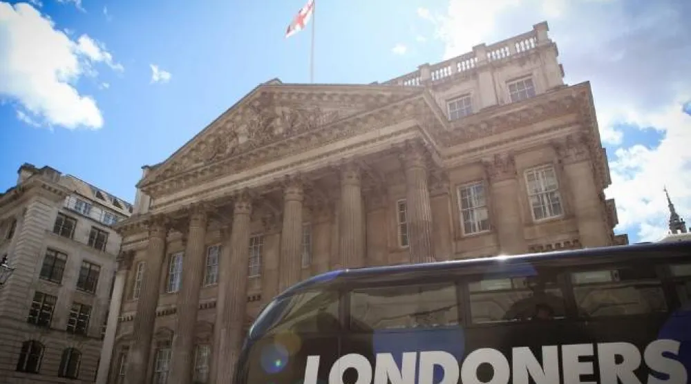 حافلة تمرّ عبر الحيّ المالي في لندن (رويترز)