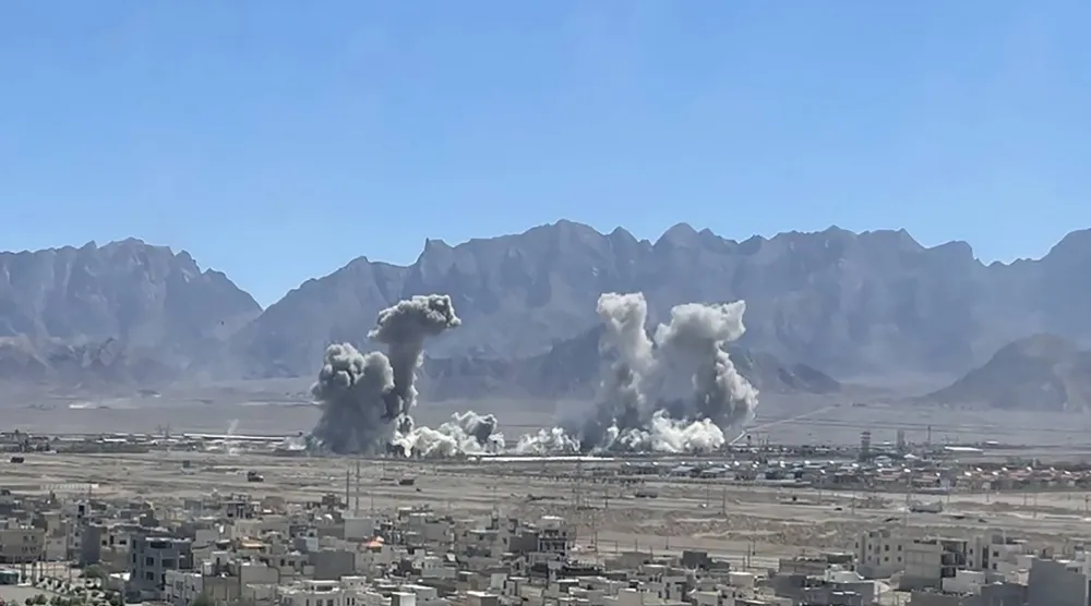 دخان يتصاعد جراء قصف على مدينة يزد بوسط إيران (أ.ف.ب)