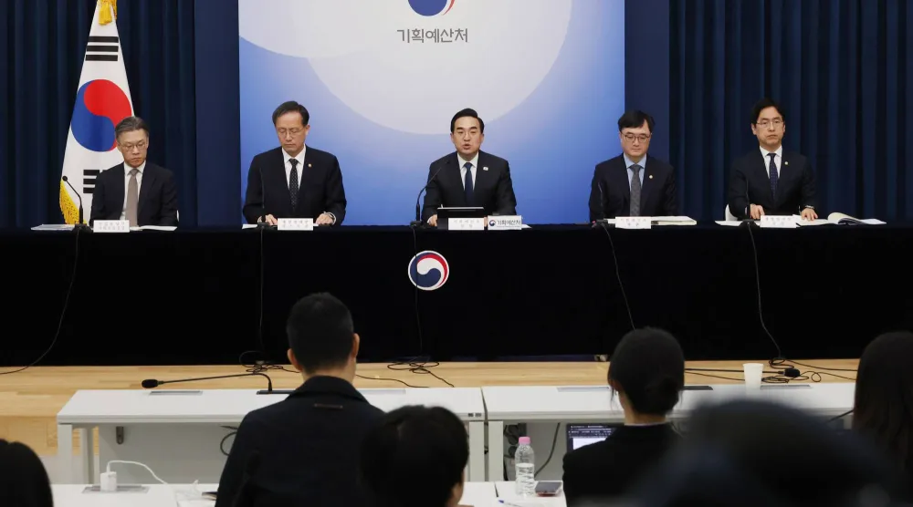 وزير الموازنة الكوري الجنوبي بارك هونغ - كيون خلال مؤتمر صحافي في سيجونغ - 31 مارس 2026 (إ.ب.أ)