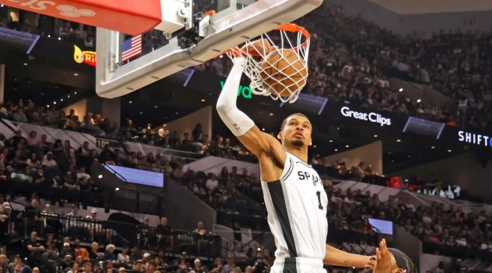 ويمبانياما يتألق في فوز سبيرز على بولز (رويترز)